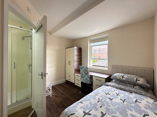 City Centre ensuite room with all bill inc &pound;175pw. Main Photo