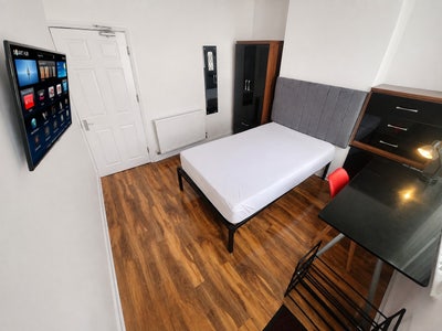 Student Only Double Room - Triangle/Town Main Photo