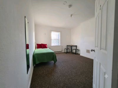 Double Room — 30 Mins  Train to Central London Main Photo