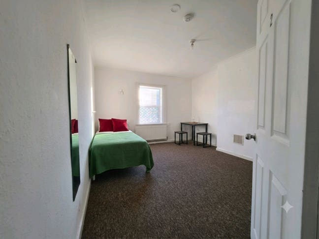 Double Room — 30 Mins  Train to Central London Main Photo