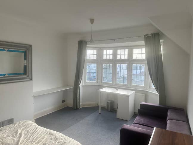 Large, nicely decorated double room Main Photo