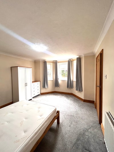 Large Double Bedroom to LET - Redhill Main Photo