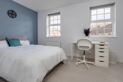 High-Spec Double | 7 Mins Gatwick | Tidy Home Main Photo