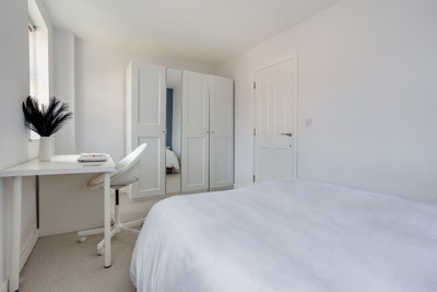High-Spec Double | 7 Mins Gatwick | Tidy Home Main Photo
