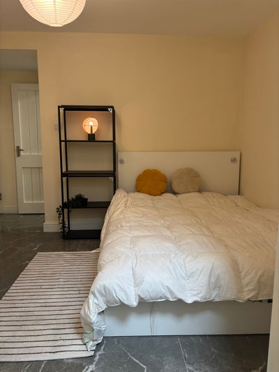 Big Ensuite by Manor House Station Main Photo