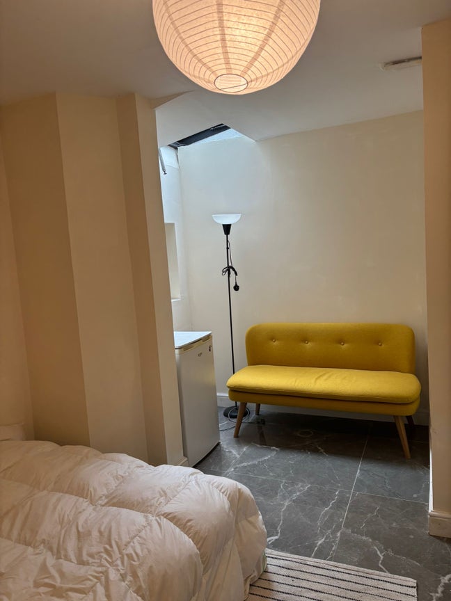 Big Ensuite by Manor House Station Main Photo
