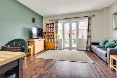 High-Spec Double | 7 Mins Gatwick | Tidy Home Main Photo
