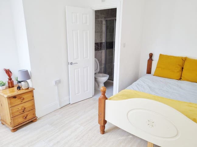 Spacious Ensuite Room – Excellent Location  Main Photo