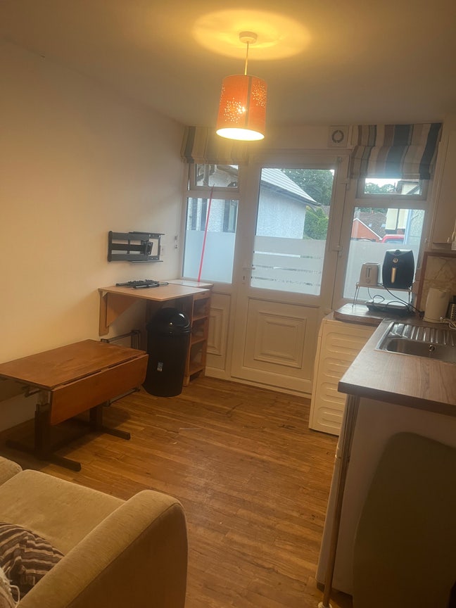 1 bed flat, bills inc, parking, 20 min Hosp Main Photo