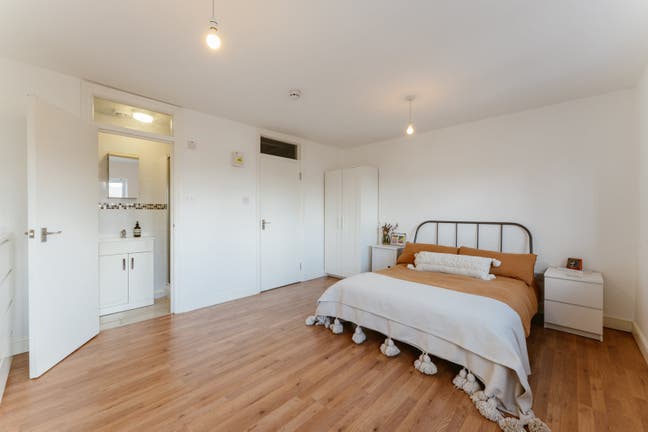 Spacious Double En Suite Room &pound;950, Free Parking Main Photo