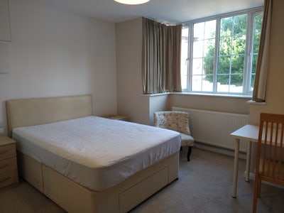 Large En-suite Room/Driveway Parking  Main Photo