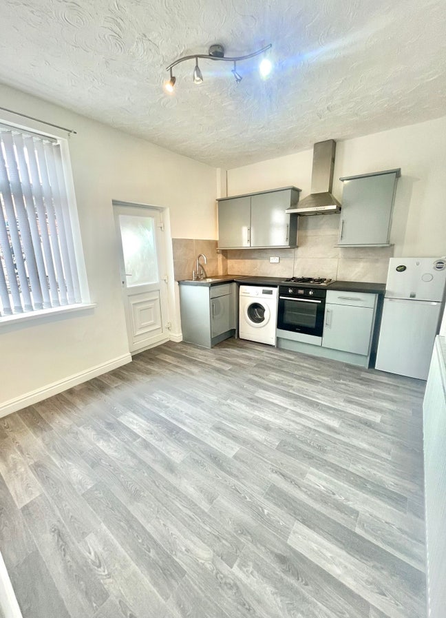 Nice 2-Bed House in the Heart of Leigh Main Photo