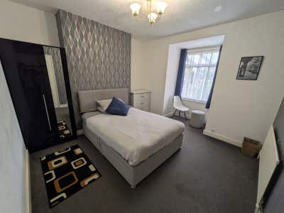 Spacious Room less than 5 minute walk to QEQM Main Photo