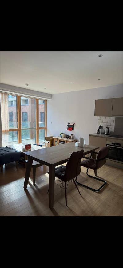Double Room - Modern Flat - DLR to Canary Wharf  Main Photo