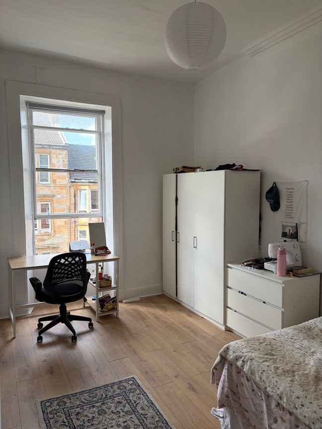 Beautiful Room in West End Flat Main Photo