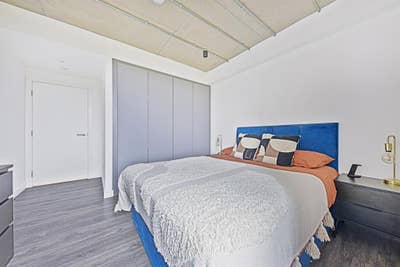 Double Bed Room - 1 min walk to Elizabeth Station Main Photo