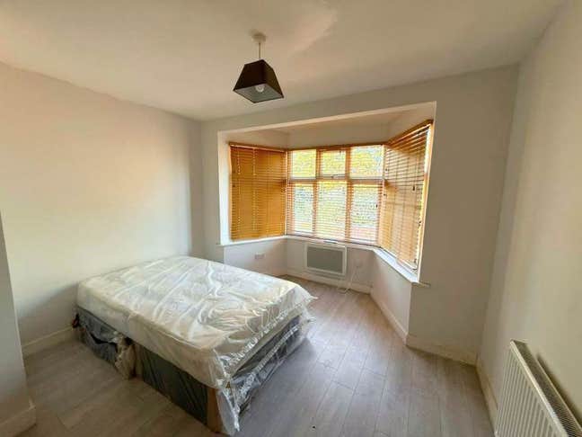 Studio Room Available – Waverley Gardens NW10 Main Photo
