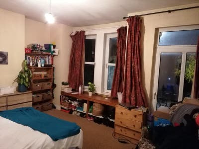 Bright, spacious room available for professional Main Photo