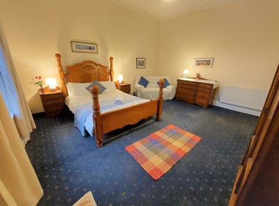 Huge room, private parking, by town centre Main Photo
