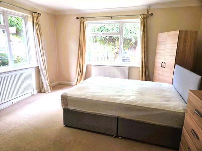 Double Bedrooms Available - 5 Minute Walk to Rhul Main Photo