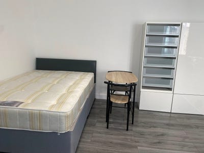 All Bills Included Studio Private Entrance–IG3 8DN Main Photo