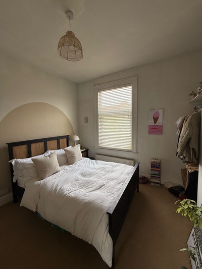 1 Room near lark lane sharing with 2 girls Main Photo