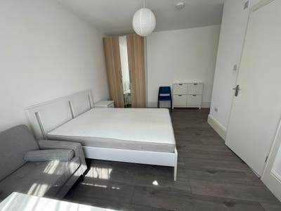 EN-SUIT Room to Rent in Palmers Green, N13 Main Photo