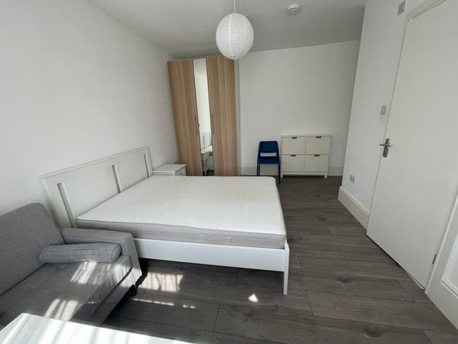 EN-SUIT Room to Rent in Palmers Green, N13 Main Photo