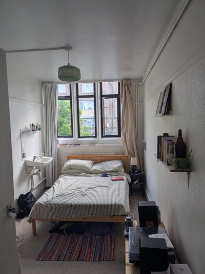 Large room in cozy shared house Main Photo