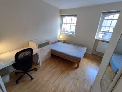 1 room left, 3 room student flatshare Central Lond Main Photo