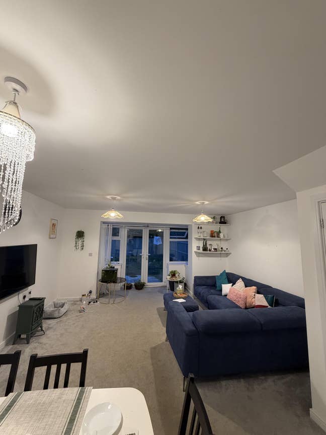 Single and double rooms with bathroom in Hellingly Main Photo