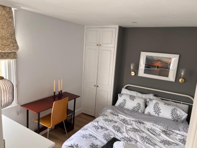 Small double room in converted Fulham flat Main Photo
