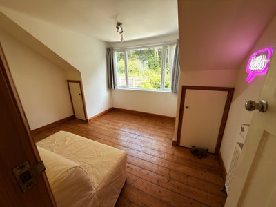Double Bedroom walking distance to beach Main Photo