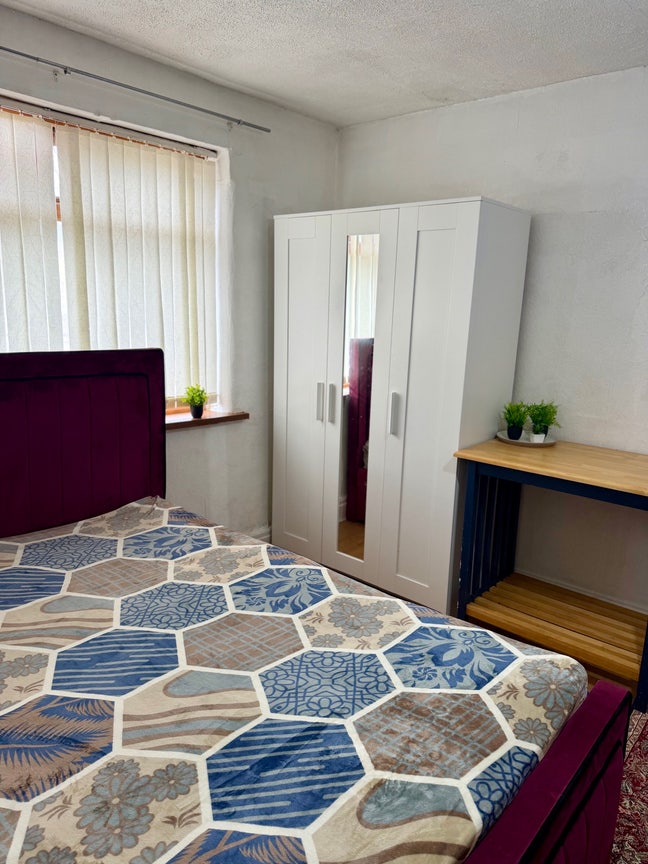 Spacious Double Room/All bills included  Main Photo