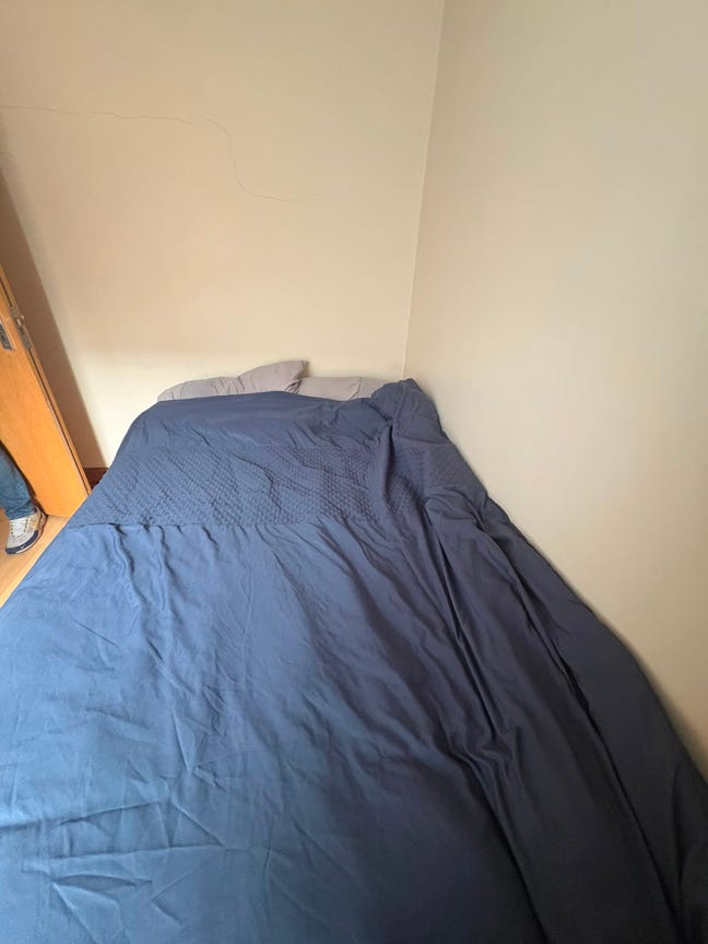 Clean & Comfortable Room Available Main Photo
