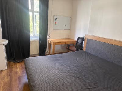 Good Sized Double, Large House With Garden Main Photo