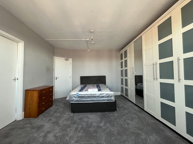 3 Large Ensuite Room Available To Secure Now! Main Photo