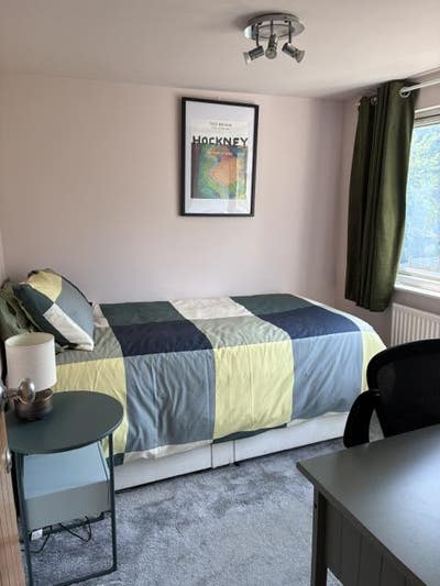 Single room in a friendly East Barnet home Main Photo