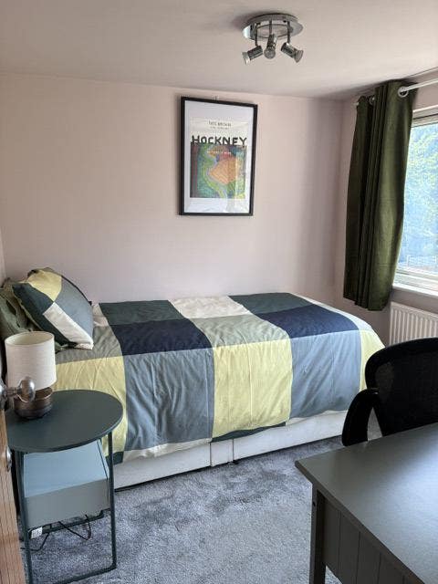 Single room in a friendly East Barnet home Main Photo