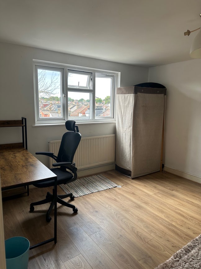 Large Studio-Style Furnished Room/ N22 Bills Inc Main Photo