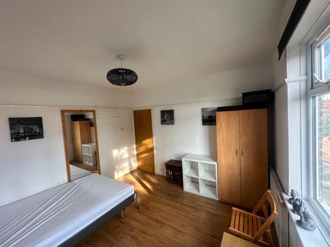 🏡 Spacious Double Room  | E10 | All bills Inc.  Main Photo