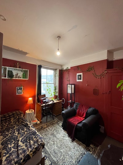 Cute Room in Cozy Houseshare Main Photo