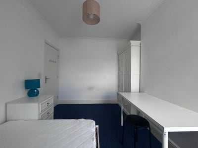 Double bedroom to let Main Photo