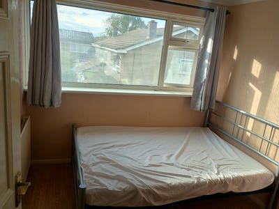1 Double Rooms – RM12 4BA(ELM PARK) Main Photo