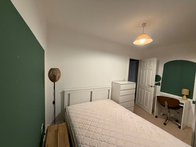 &pound;650 bills included double room in a new built  Main Photo