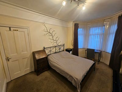 Spacious Double Room in Beautiful House in Hendon  Main Photo