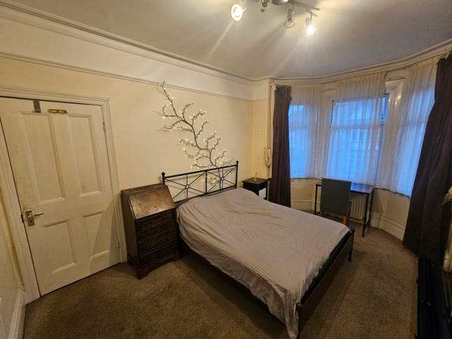 Spacious Double Room in Beautiful House in Hendon  Main Photo
