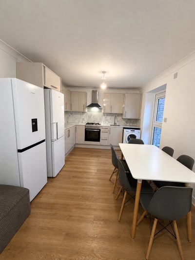 Spacious Double Room in Newbury Park Main Photo
