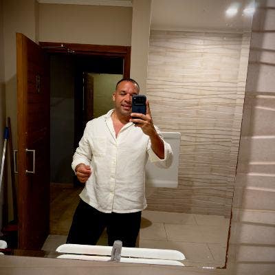 Professional Male seeks a single or double room Main Photo