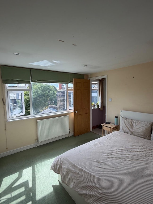 Bright double room + en suite available  Main Photo